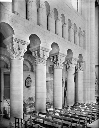 Vue intérieure de la nef, côté sud : grandes arcades et triforium