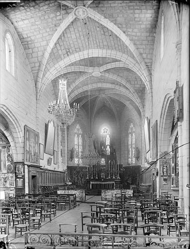 Vue intérieure de la nef vers le choeur