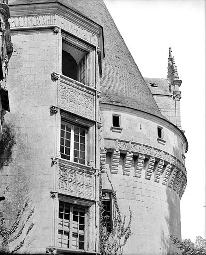 Façade est : tour polygonale accolée à la tour circulaire nord-est (partie supérieure)