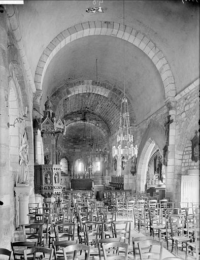 Vue intérieure de la nef vers le choeur