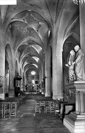 Vue intérieure de la nef vers le choeur