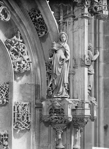 Eglise. Tombeau de Marguerite d'Autriche, femme de Philibert le Beau : statue de sainte Madeleine