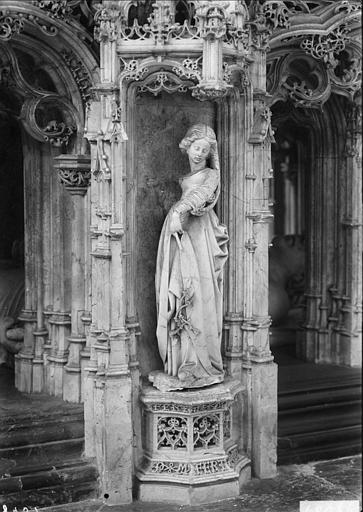 Intérieur de l'église, détail du tombeau de Marguerite d'Autriche, femme de Philibert le Beau : statue de sibylle ou de vertu