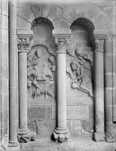 Vue intérieure du porche de la façade ouest, côté sud. Arcatures abritant des figures en haut-relief : Daniel dans la fosse aux lions reçoit sa nourriture du prophète Habacuc, qu'un ange transporte par les cheveux