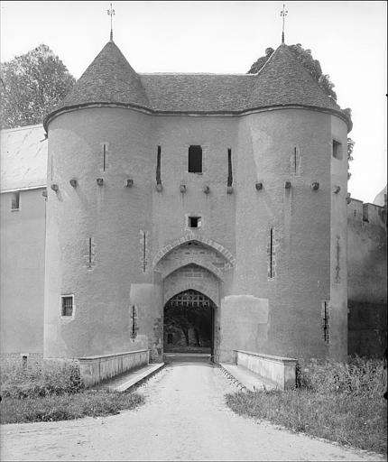 Façade est : châtelet d'entrée