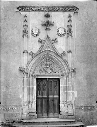 Chapelle : portail de la façade ouest