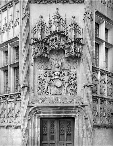 Tour octogonale accolée à la façade du logis (partie droite), dite tour du Lion. Décor sculpté surmontant la porte de l'escalier : deux sauvages nus supportant un écusson