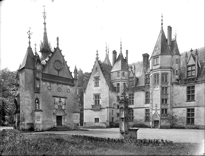 Cour : façade du logis (partie gauche), la chapelle et le puits