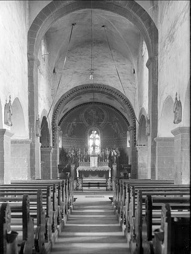 Vue intérieure de la nef vers le choeur