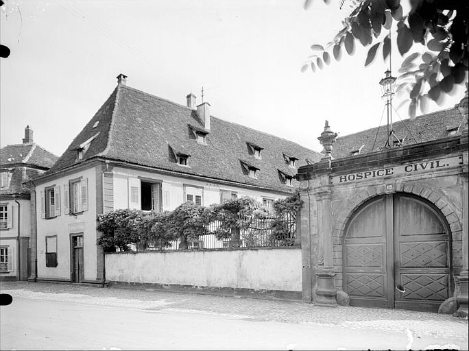 Façade sur rue et portail d'entrée