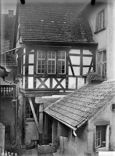 Cour intérieure : petit pavillon à pans de bois