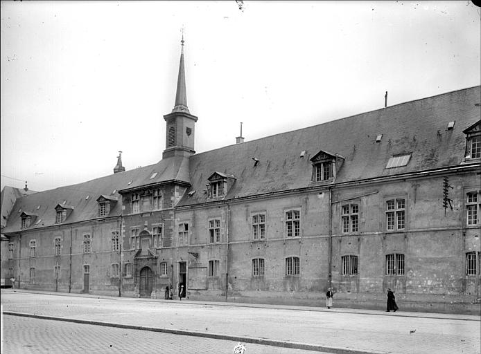 Ancien collège des Jésuites, actuellement Hospice général Museux