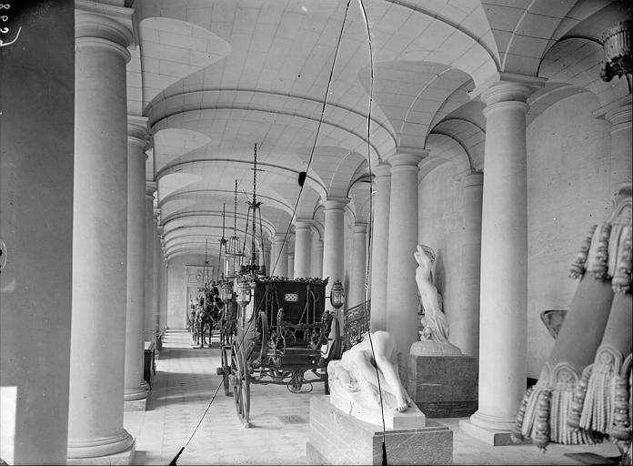 Musée de la Voiture : salle des Colonnes