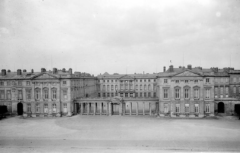 Facade côté ville, cour d'honneur