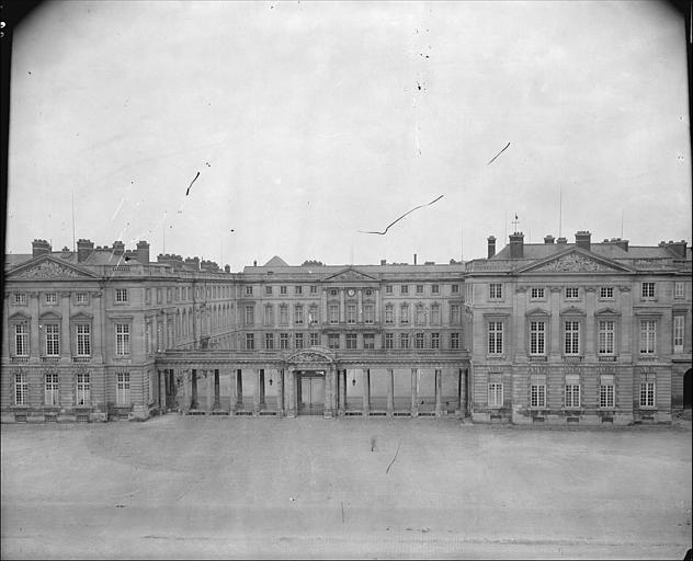 Facade côté ville, cour d'honneur