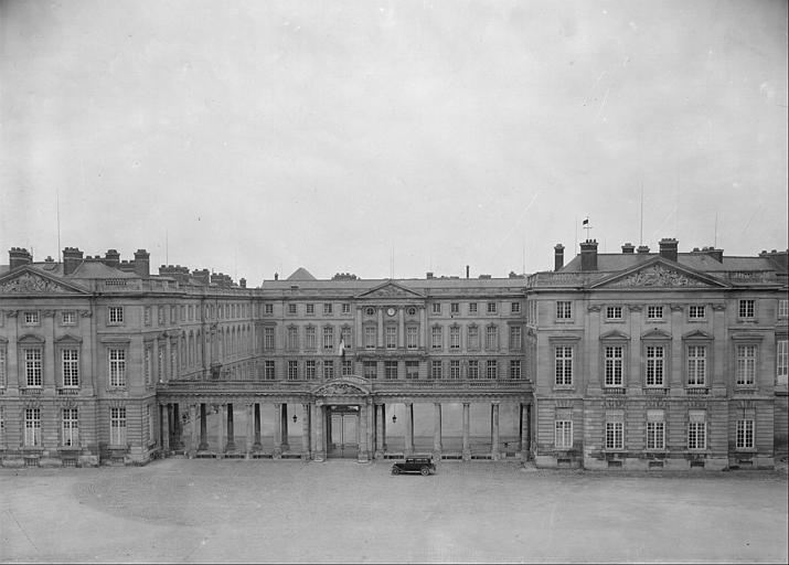 Facade côté ville, cour d'honneur