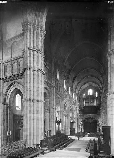 Vue intérieur de la nef vue du choeur