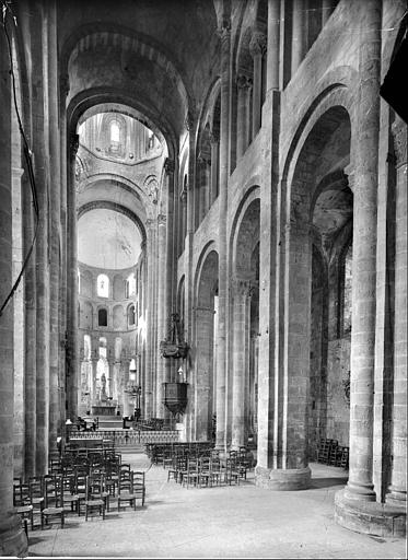 Eglise : vue intérieure de la nef vers le choeur