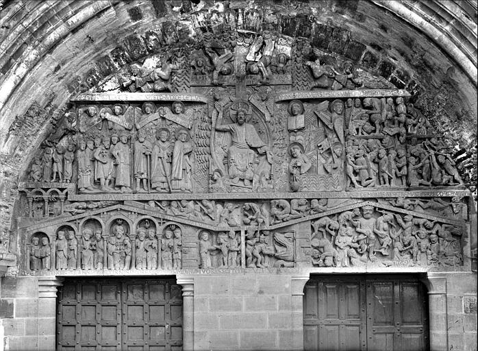 Eglise, tympan du portail ouest : statue de sainte Foy, tympan le Christ en majesté, le Paradis, les Enfers