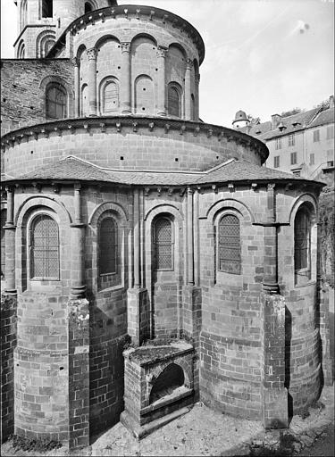 Eglise, tympan du portail ouest : le Christ en majesté, le Paradis, les Enfers