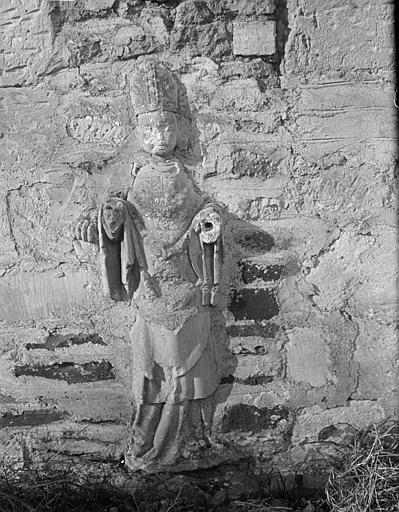 Extérieur mur sud : statue de l'évêque saint Aubin dans le mur