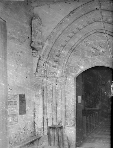 Portail intérieur du narthex : statue de saint Denis