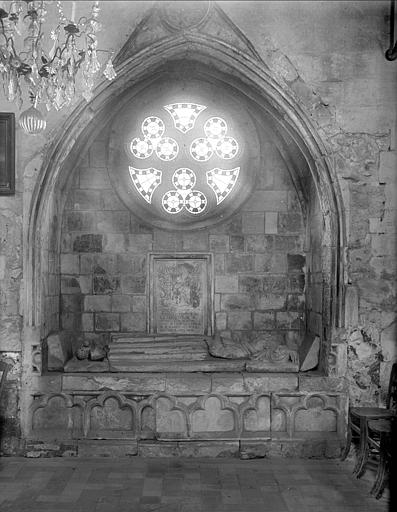 Vue intérieure de la chapelle de la Vierge : ensemble d'un tombeau dans un enfeu