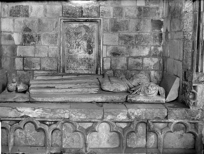 Chapelle de la Vierge : détail du tombeau