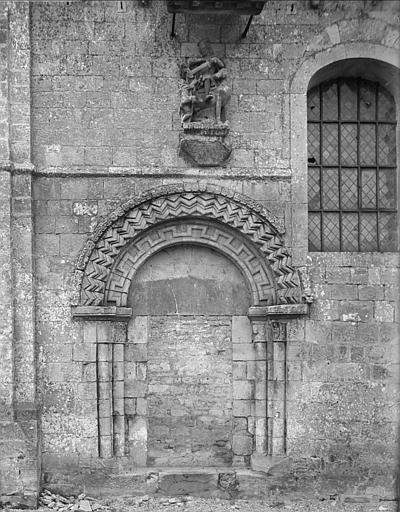 Façade nord : portail aveugle et statue