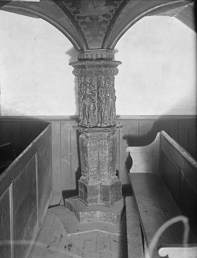 Vue intérieure de la nef : détail du pilier de la chaire