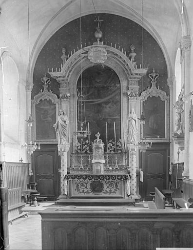 Choeur : maître-autel, tableaux de l'Education de la Vierge, l'Annonciation, saint Eutrope, statues de Jésus-Christ et de la Vierge