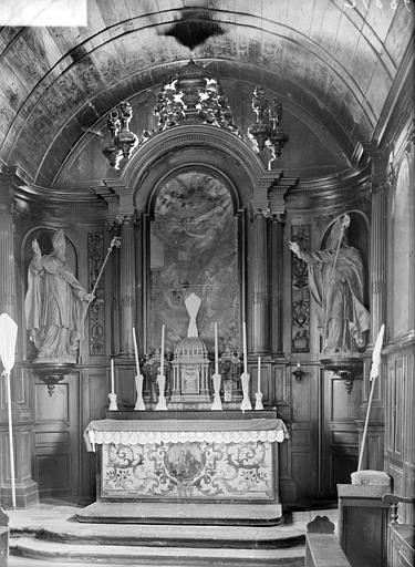 Vue du choeur : maître-autel, tableau de la Nativité