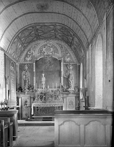 Vue de la nef vers le choeur : statues de la Vierge à l'Enfant et de saint Joseph, tableau de l'Assomption