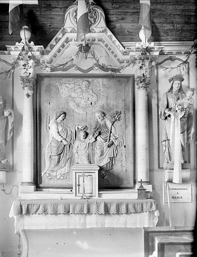 Autel : bas-relief de la Sainte Famille, statue de la Vierge à l'Enfant