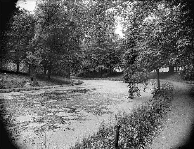 Abords : parc, sentier et rivière