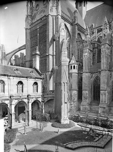 Transept nord, façade du cloître