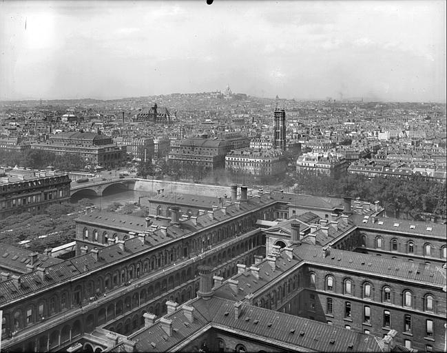 Vue prise des tours Notre-Dame vers le nord-ouest : Hôtel-Dieu, le théâtre du Châtelet, la tour Saint-Jacques