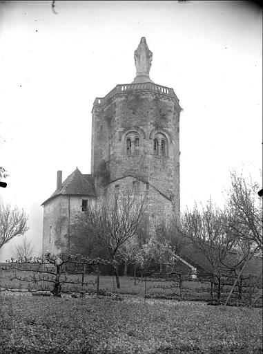 Vue prise des jardins du couvent