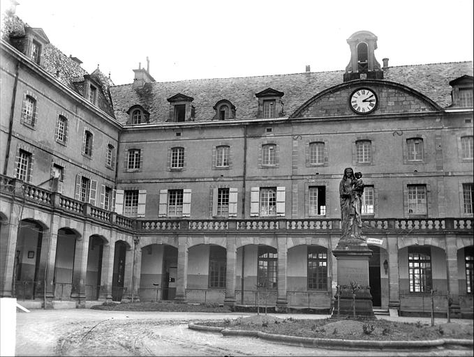 Façade nord-ouest sur cour intérieure