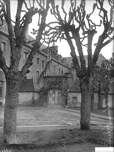 Façade sud-ouest et entrée de la petite cour