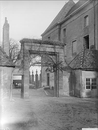 Portail et façade sud-ouest vus de la petite cour