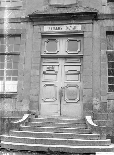 Porte droite de façade nord-ouest du pavillon Bayard