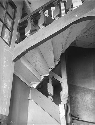 Escalier intérieur à côté de la salle à manger du commandant