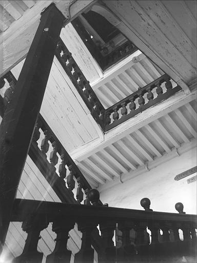 Grand escalier en bois