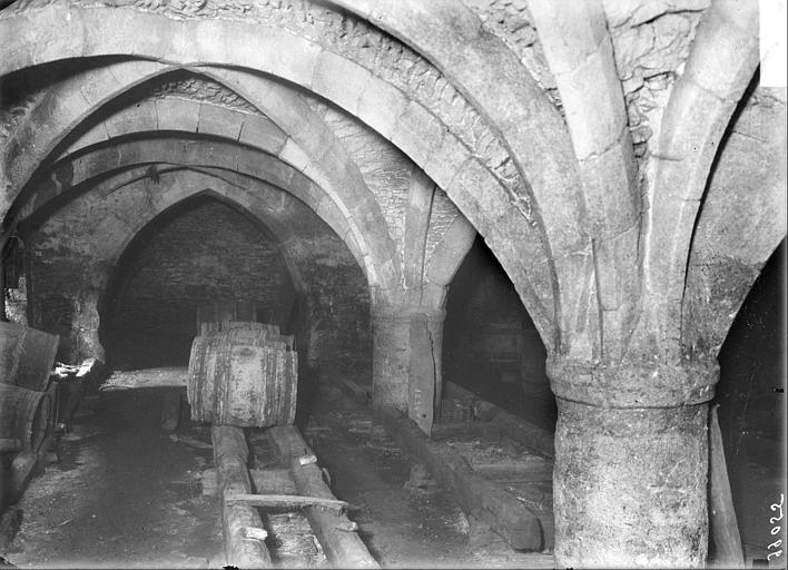 Vue des caves voûtées : tonneaux