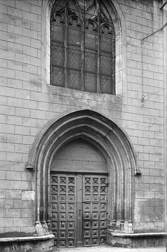 Portail, fenêtre ; le vitrail surmontant le portail a été intégré à la façade de l'église Notre-Dame-des-Marais lors de sa restauration