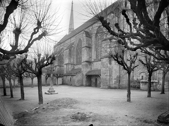 Eglise Sainte-Radegonde : vue du jardin public