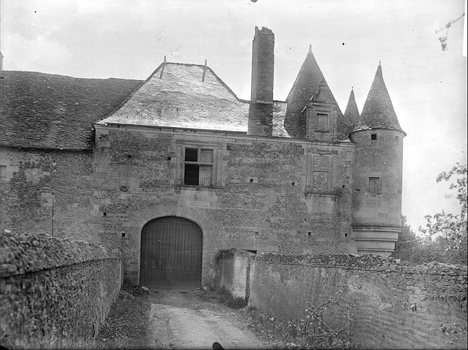 Corps de garde, entrée : côté ouest