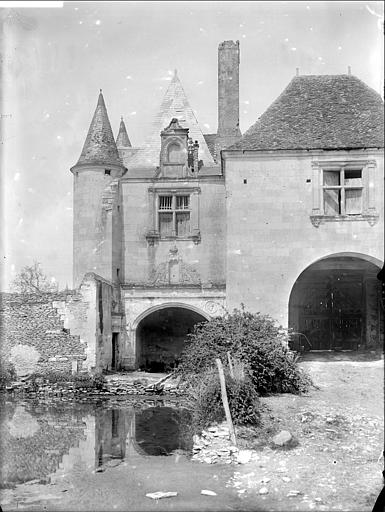 Corps de garde, façade est sur la cour : fontaine