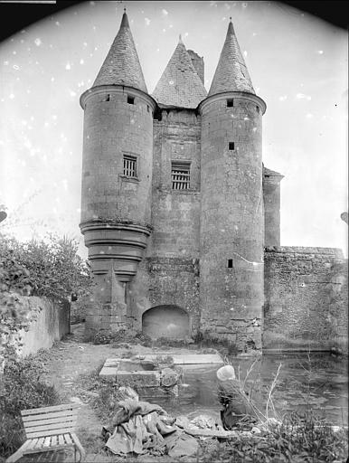 Corps de garde, façade sud : lavoir